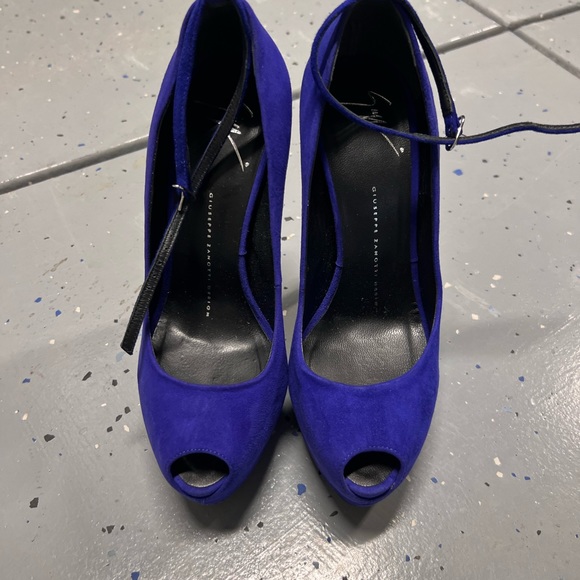 Worn these once or twice. One of the sexiest heels and a beautiful color! - Picture 7 of 9